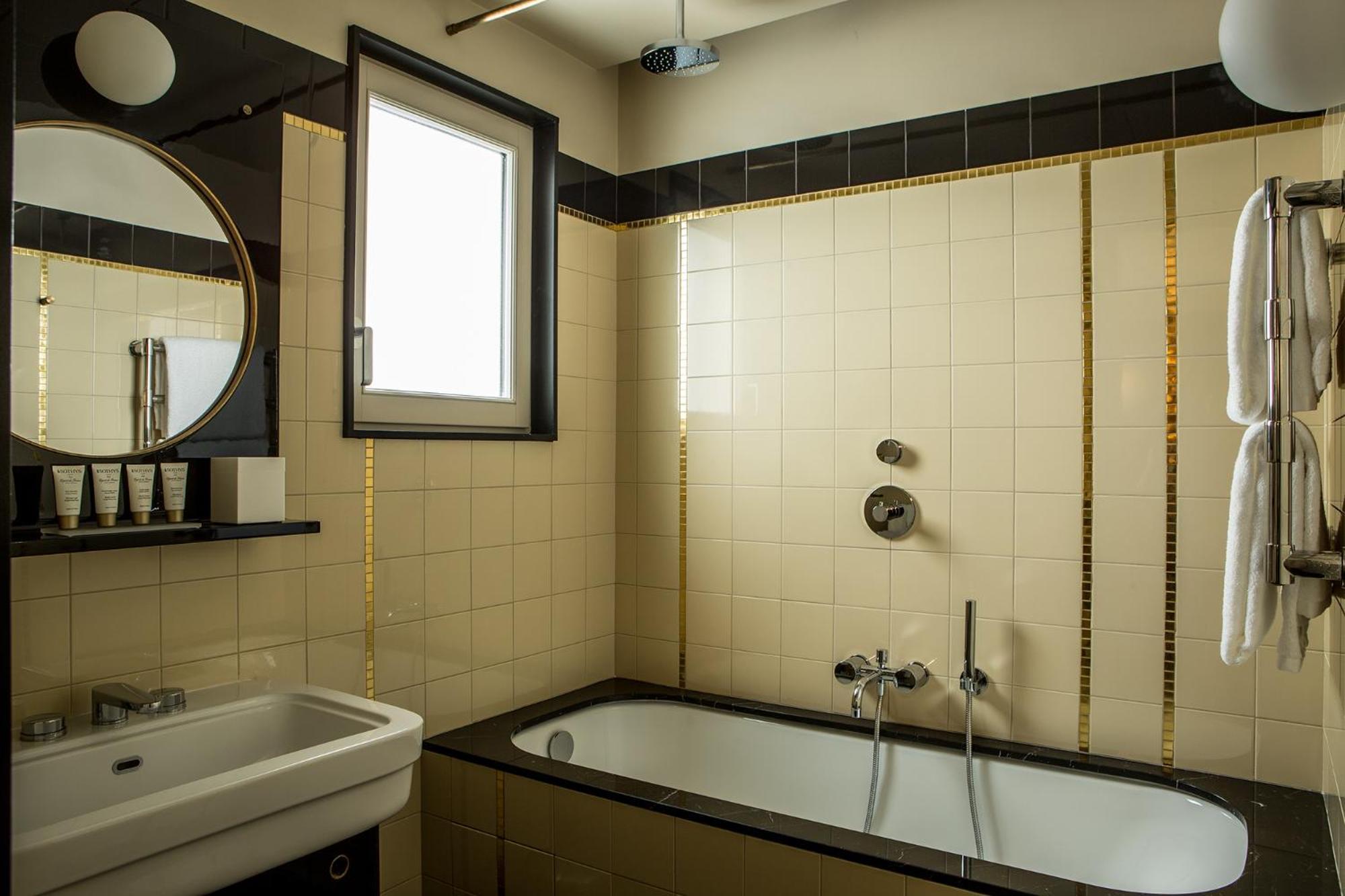 Du Rond-point Des Champs-élysées - Esprit De France 4*