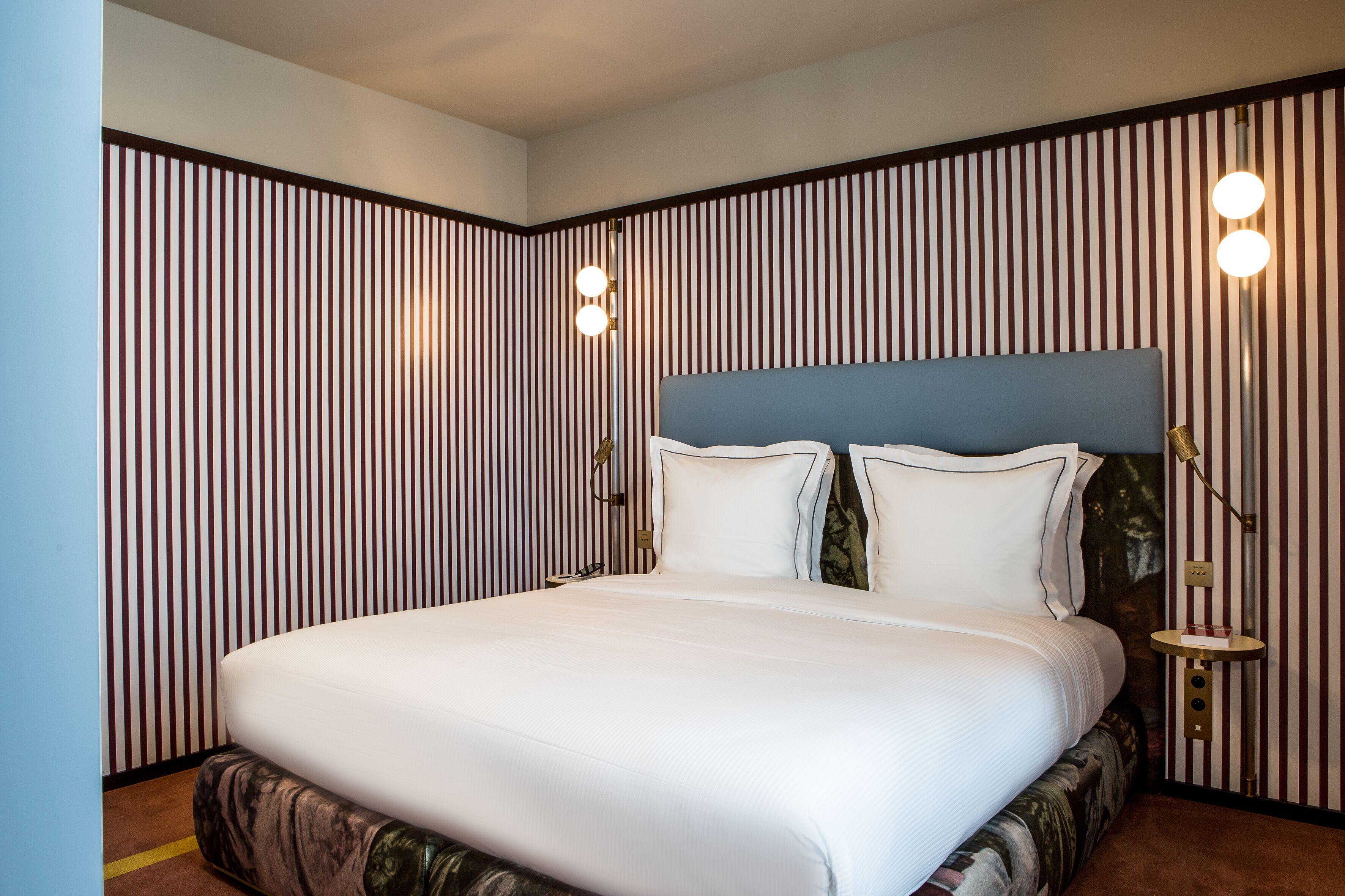 Du Rond-point Des Champs-elysees - Esprit De France